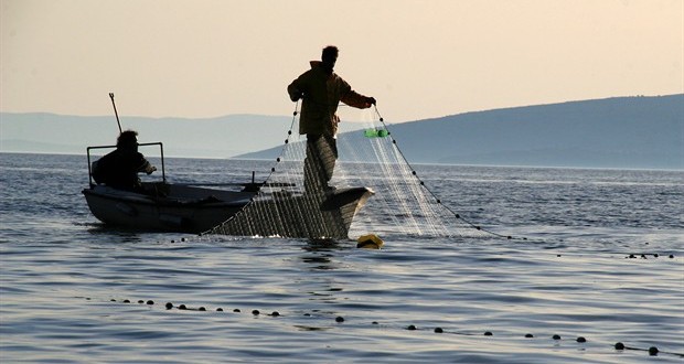 Pravilnik o obavljanju gospodarskog ribolova na moru obalnim mrežama potegačama